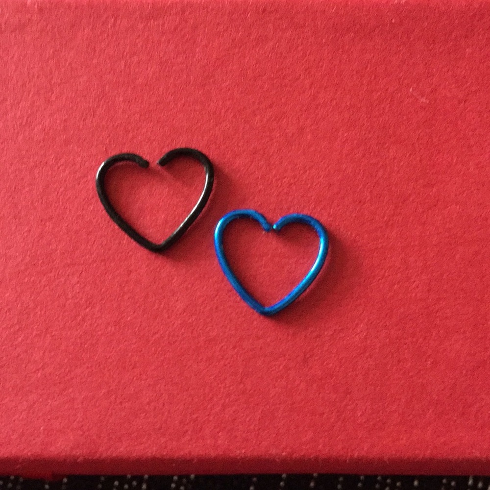 Lot of 2 body jewelry